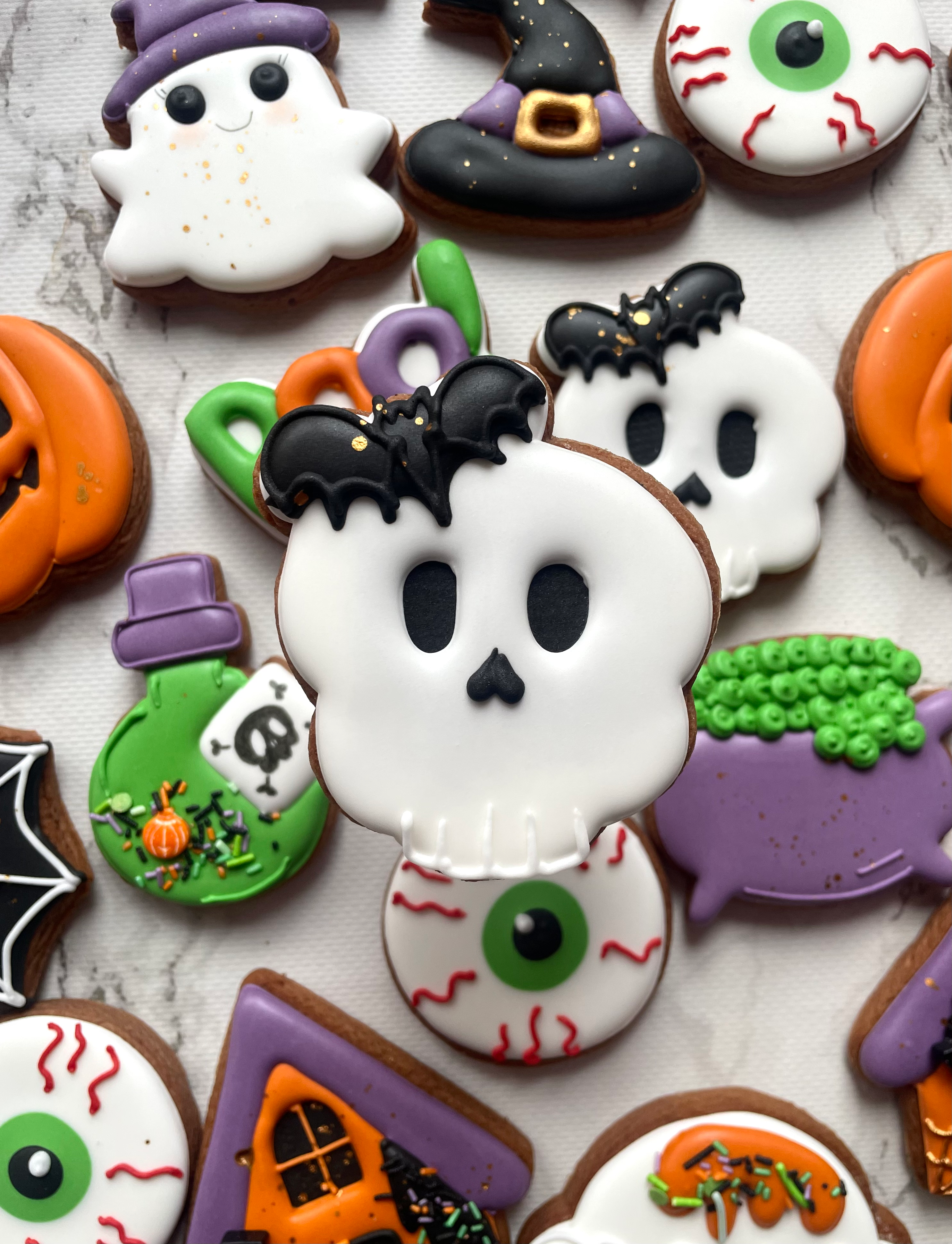 Czaszka z kokardą z nietoperzem - piernik na Halloween