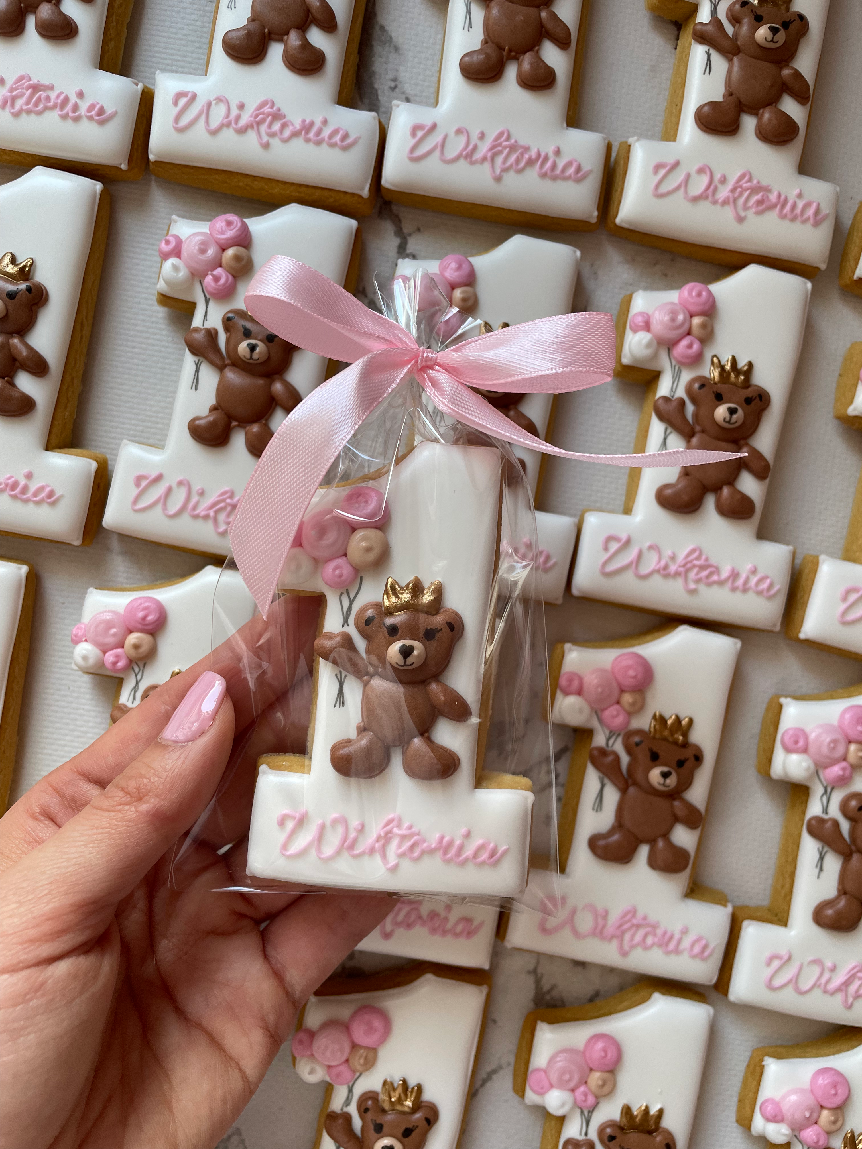 Cyferka ,,1" z misiem i balonami