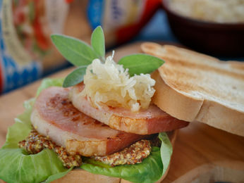 Sándwich alemán con pan de mesa blanco
