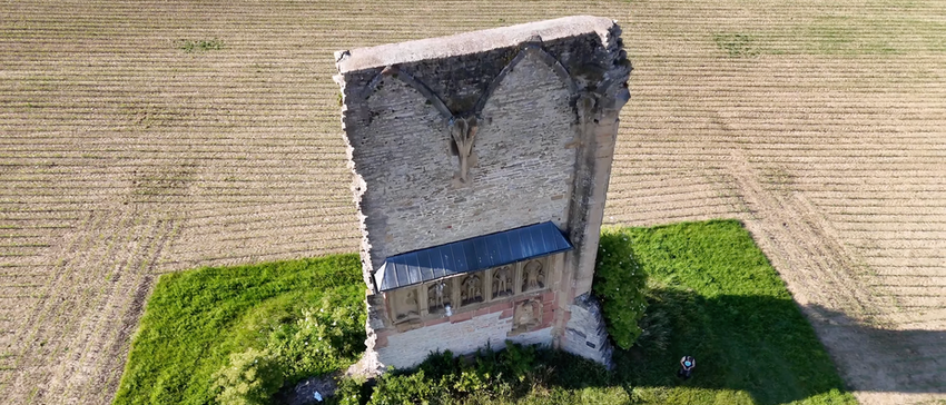 Anhäuser Mauer aus der Luft inmitten von Feldern im Hohenloher Land