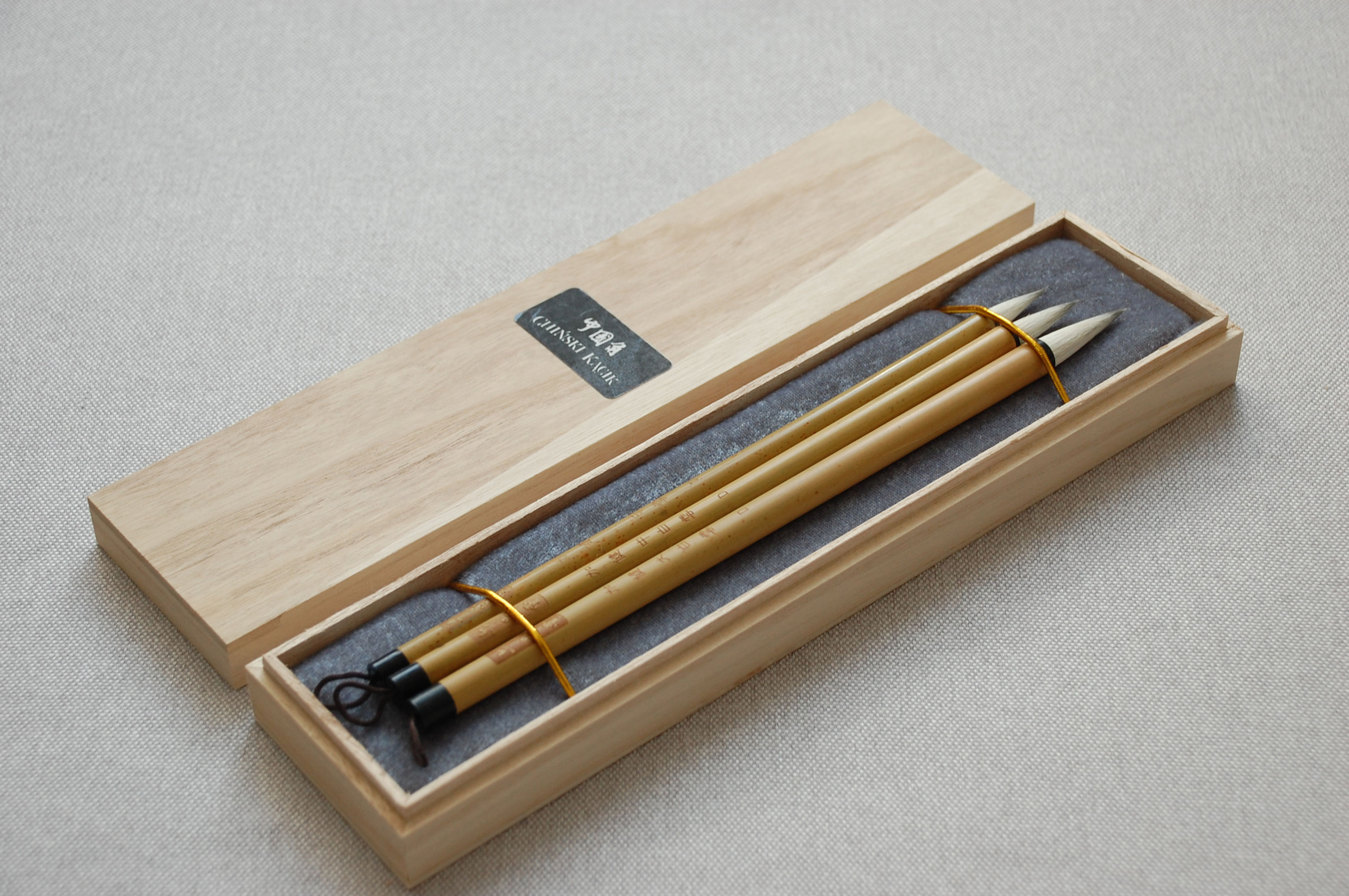 Zestaw trzech bambusowych pędzli w drewnianym pudełku