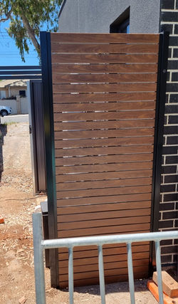 Aluminium wood grain Slat privacy screen with satin black posts and rails.