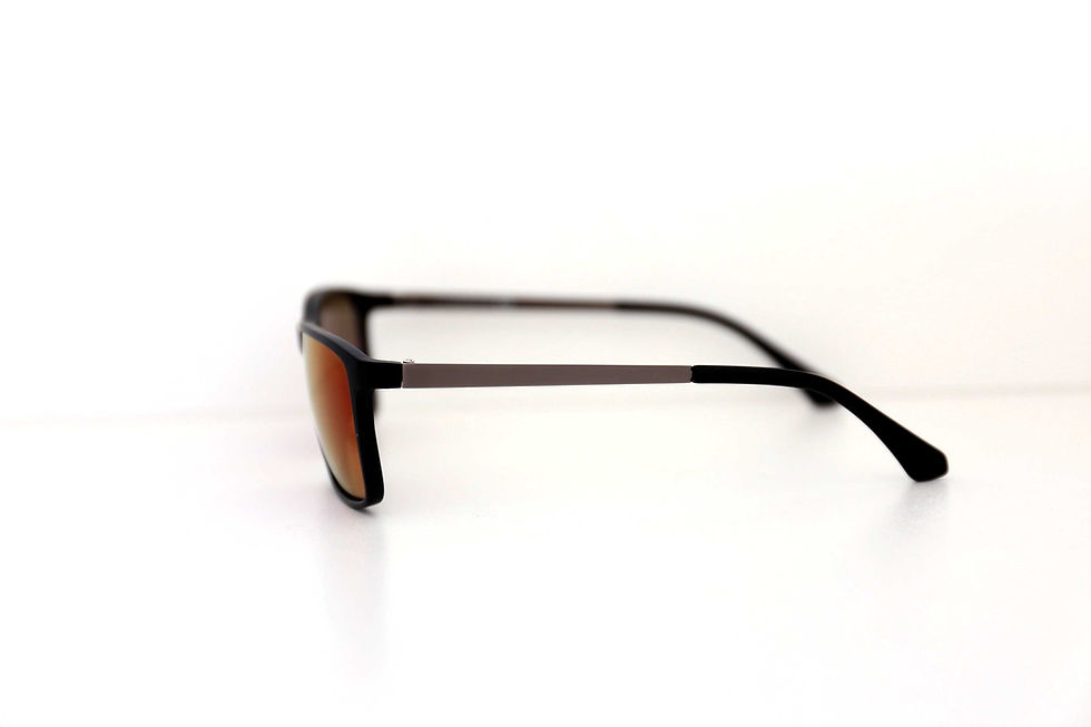 Miniature : Lunette de soleil vue de face fond noir à Abidjan