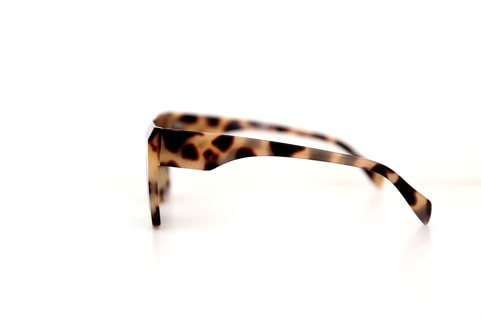 Miniature : lunette de soleil femme vue de face à Abidjan