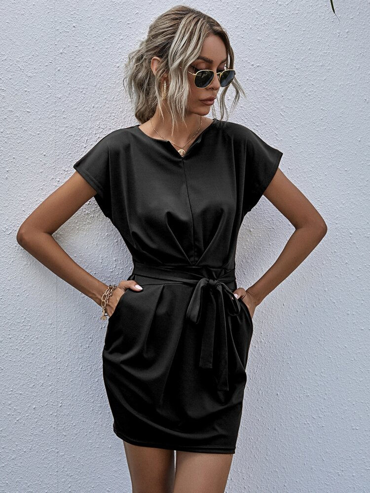 Miniature : Robe noire unicolore ceinturée à Abidjan