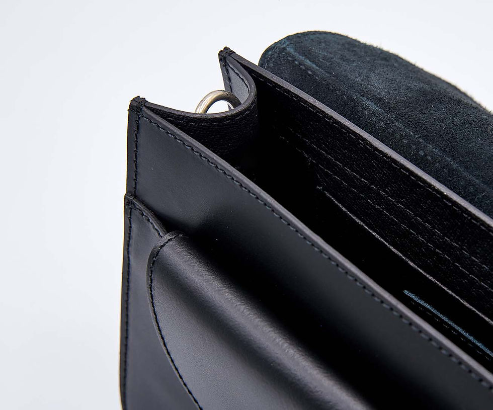 Miniature : Sac noir à rabat en daim avec grosse épingle Abidjan