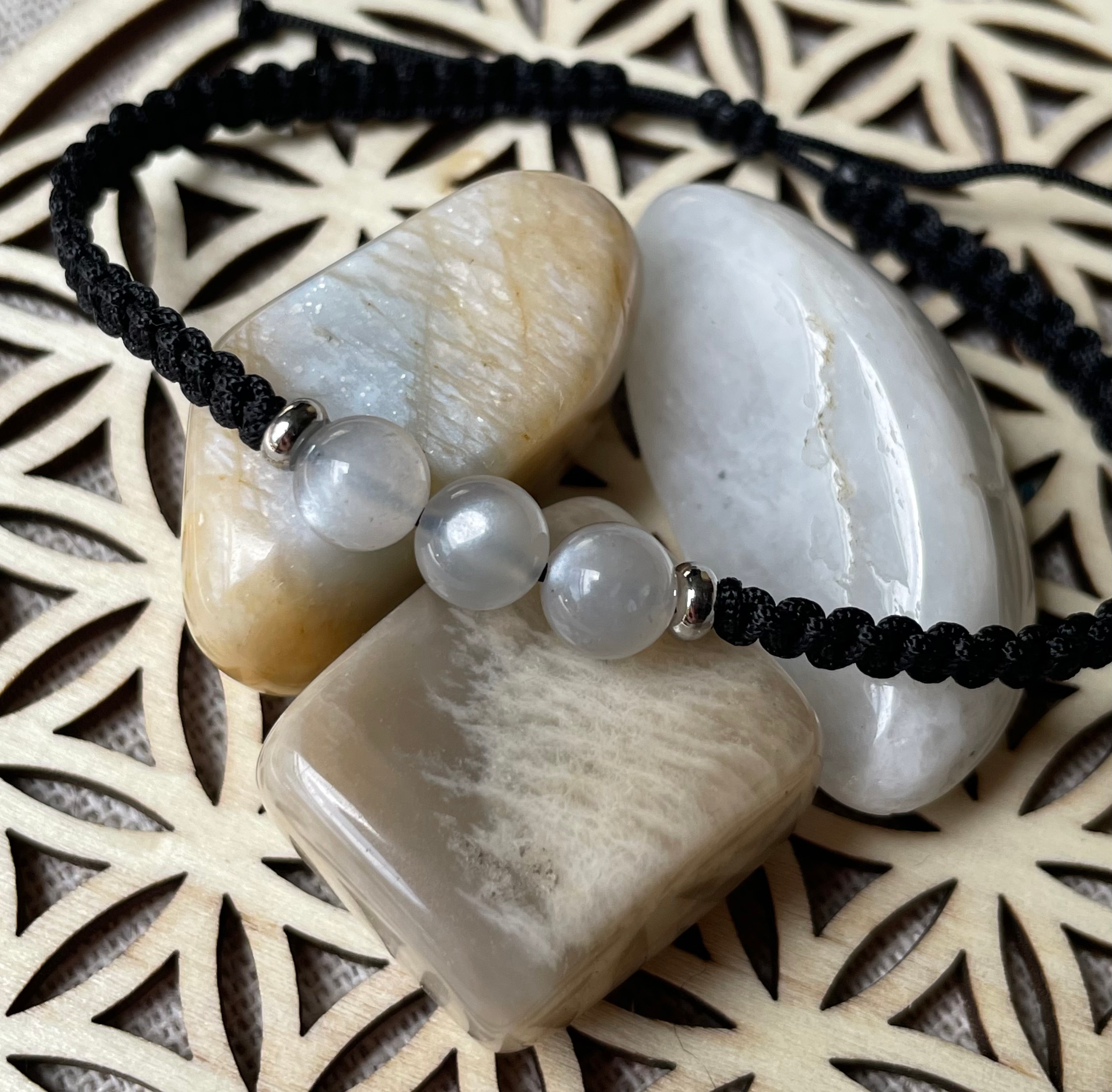 Grand bracelet macramé Pierre de Lune grise claire.