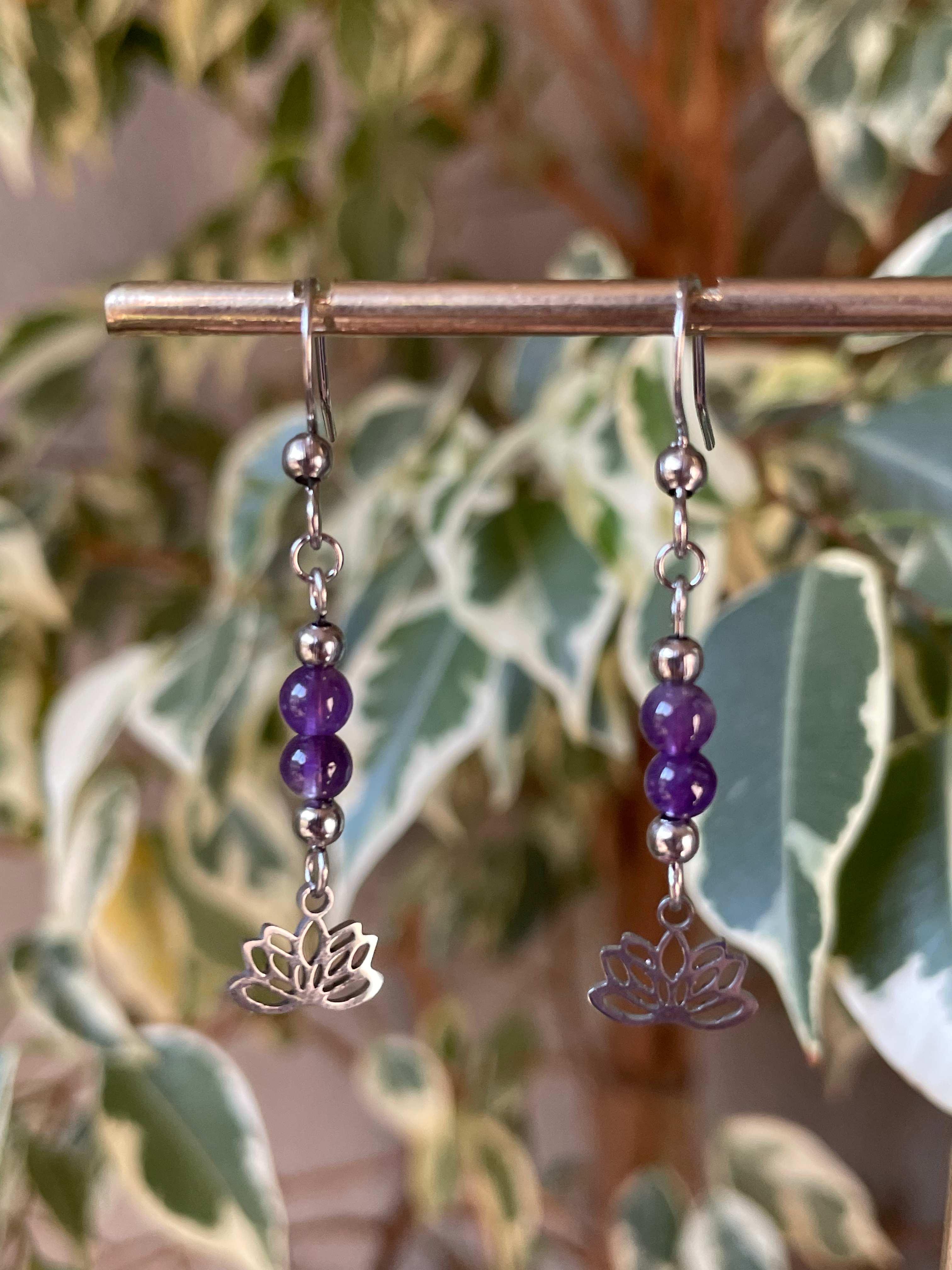 Boucles d'oreilles Améthyste et fleur de Lotus. Pierres naturelles