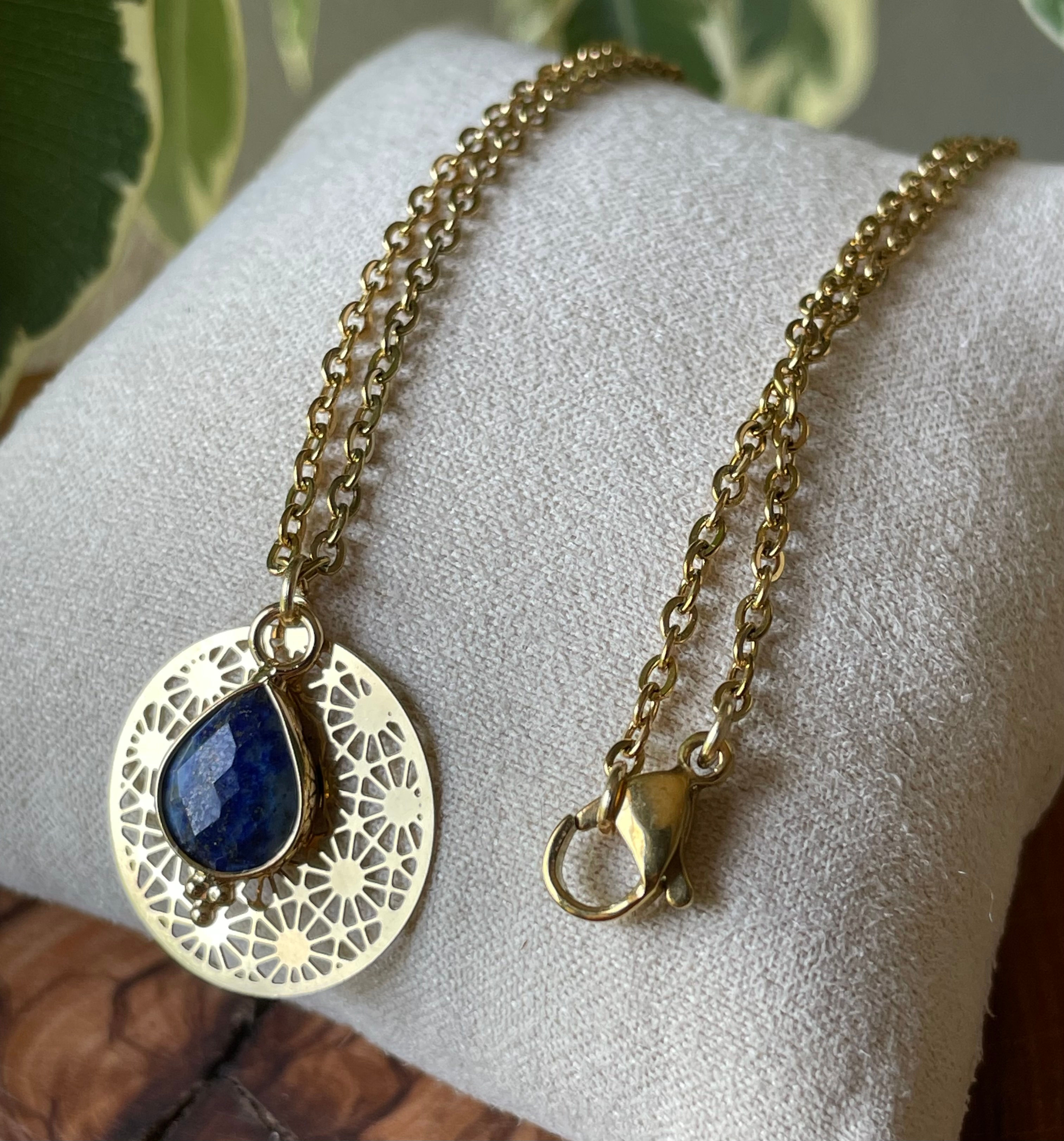Chaîne avec Fleur de vie et Lapis Lazuli