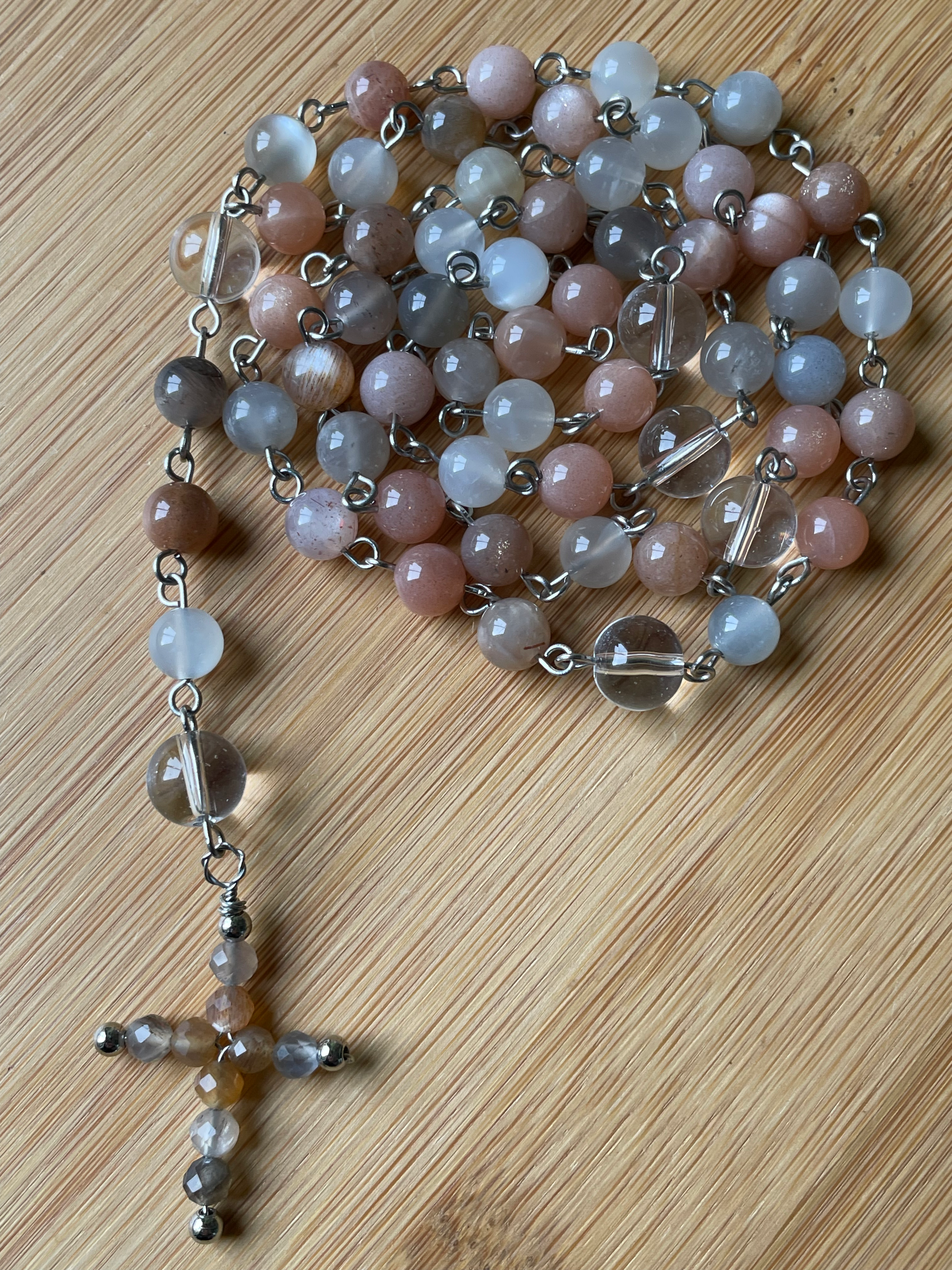 Chapelet en pierres naturelles Pierre de Lune multicolore et Cristal de roche.