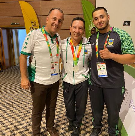 Ricardo Castaño ganó, con el apoyo de familiares y amigos, una medalla de plata que lo llevó al podi