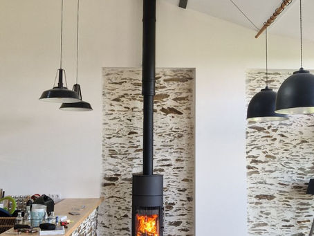 Installation d'un poêle à bois LORFLAM OFEN 23 ACIER NOIR à la Regrippière (44)