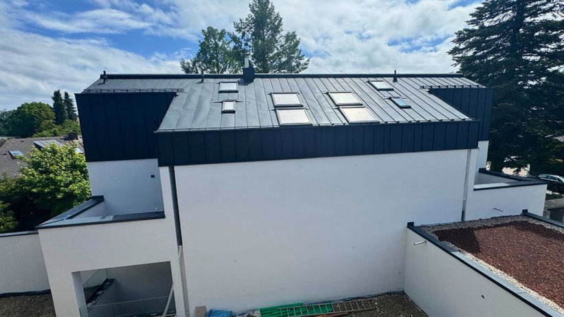 Modernes Neubauhaus mit einem hochwertigen Blechdach. (Dach Mergler Dachdecker München)