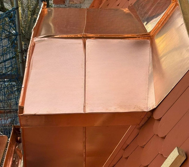 Kupferverkleidung an einer Dachgaube mit wasserdichten Anschlüssen an Dachziegel