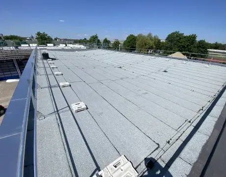 Flachdach mit Solarkollektoren und Verkabelung