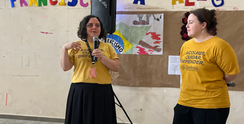 Paula Rodrigues e Gabriela Mastegin, respectivamente, fazendo fala de abertura durante a comemoração do aniversário de um ano do Perfeita Alegria - Luz.