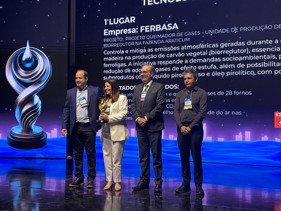 Reginaldo Cleber Esteves, Coordenador de Meio Ambiente; Ana Paula de Oliveira, Diretora Administrativa; e Rogério Paixão, Gerente de Meio Ambiente, durante a 15ª edição do Prêmio FIEB. Imagem: Divulgação Ferbasa.