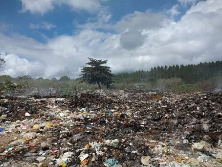 Moradores reclamam do mau cheiro e da fumaça provenientes do lixão.