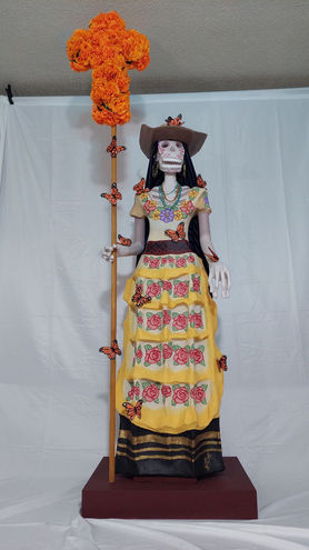 Colección: Las catrinas de mi ciudad
Medidas: 140 cm x 50 cm x 210 cm
Técnica: Cartonería tradicional mexicana
2022