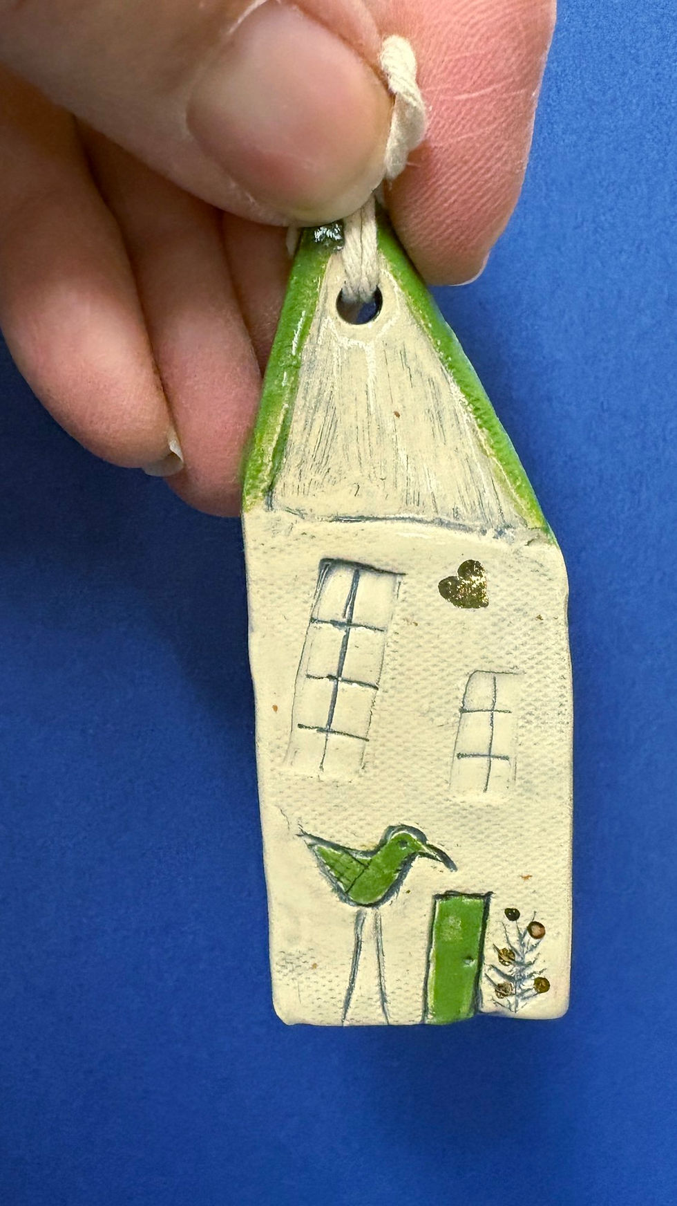 Ornement de sapin maison avec or