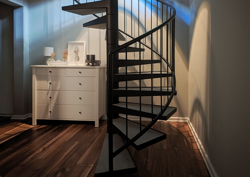 Schwarze Wendeltreppe aus Metall in modernem Innenraum