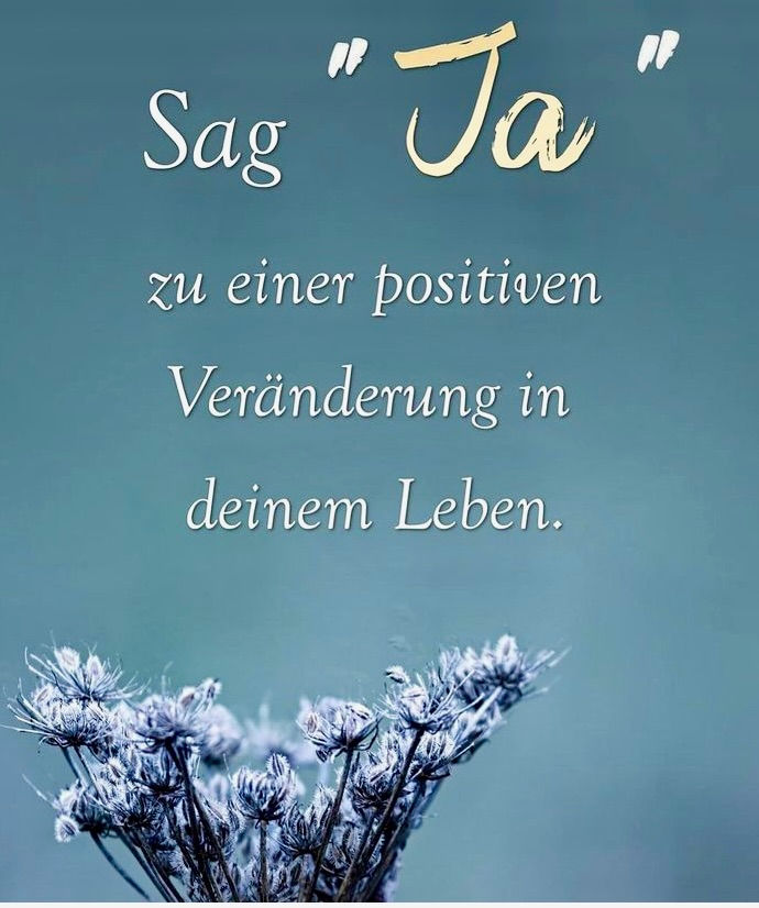 Spruch auf blauem Hintergrund mit blauer Blume am unteren Rand