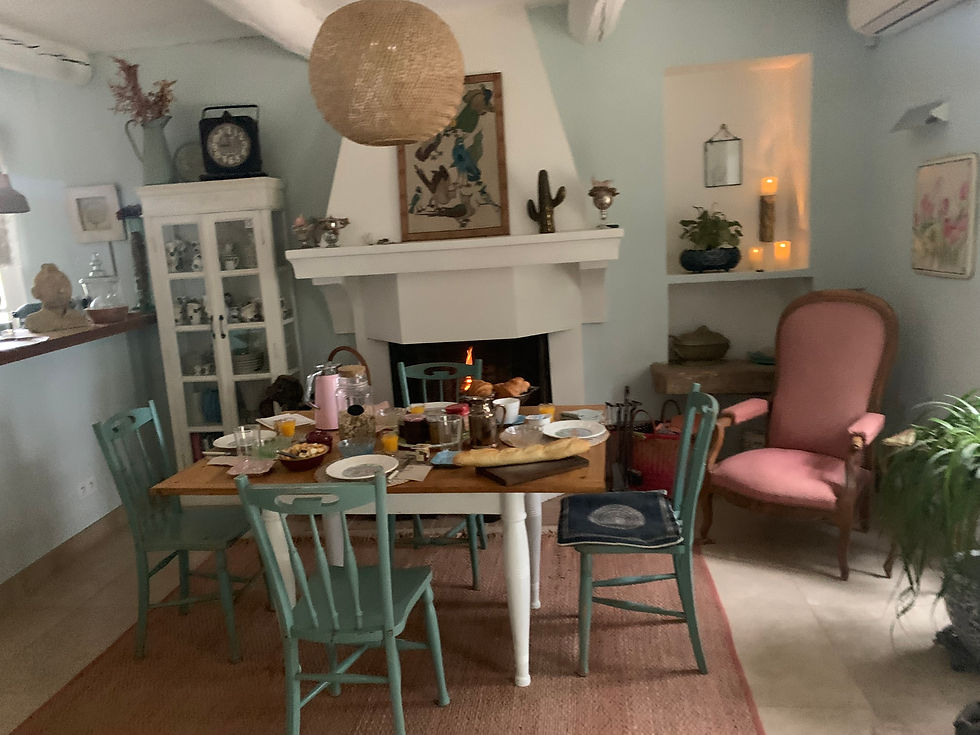 Leiser Jahreswechsel im Mas l’Epicure – festlich gedeckter Tisch für ein ruhiges Silvestermenü in der Provence