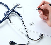 Médico, psicólogo assinando recibo de consulta