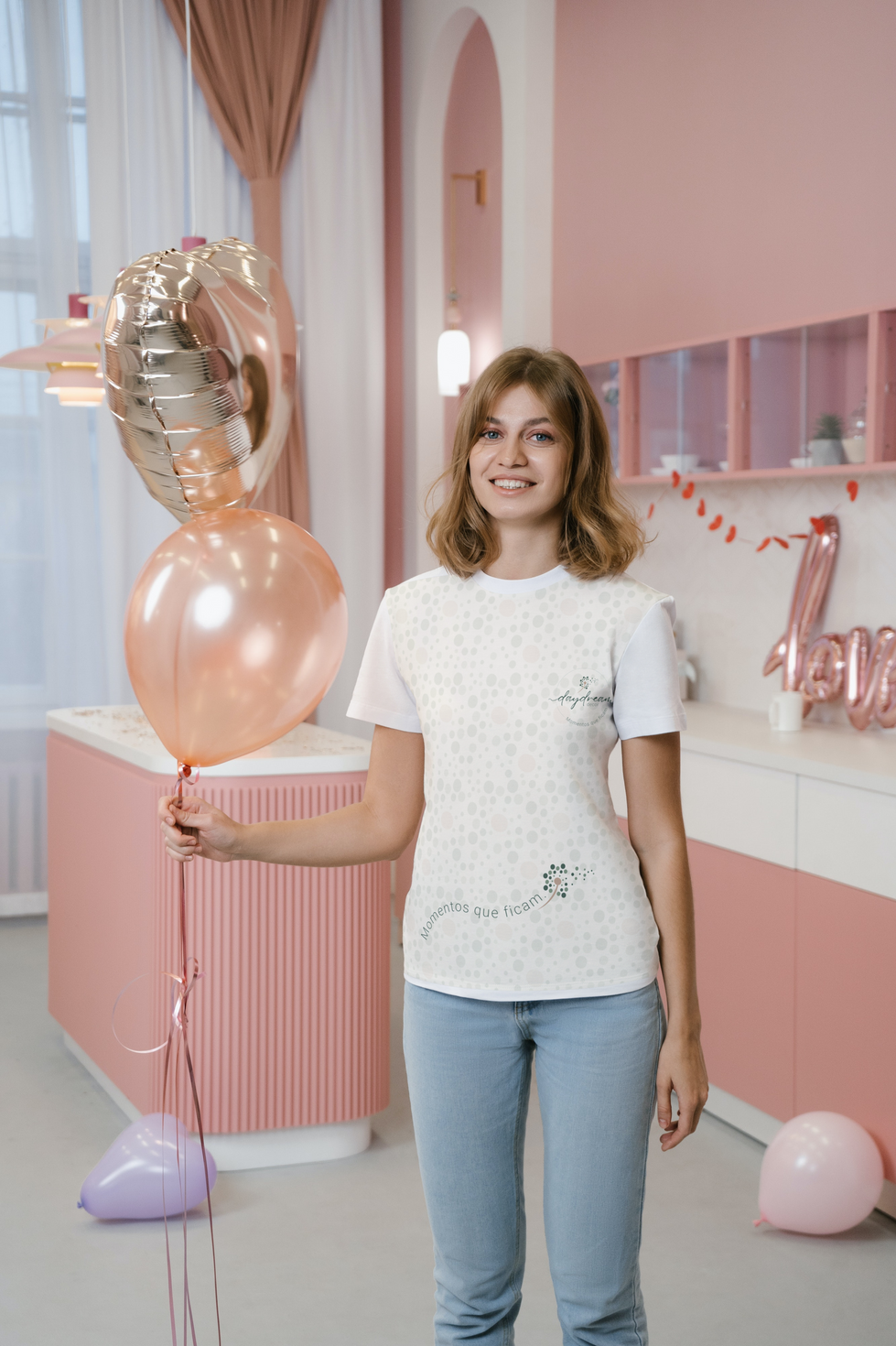 Woman wearing a T-shirt in the Valentine scene_PATROCÍNIO (5) - Copia