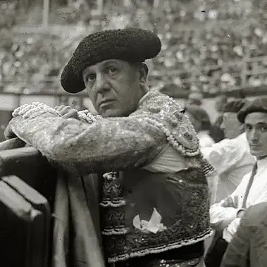 A hotel, a photograph, and a death foretold