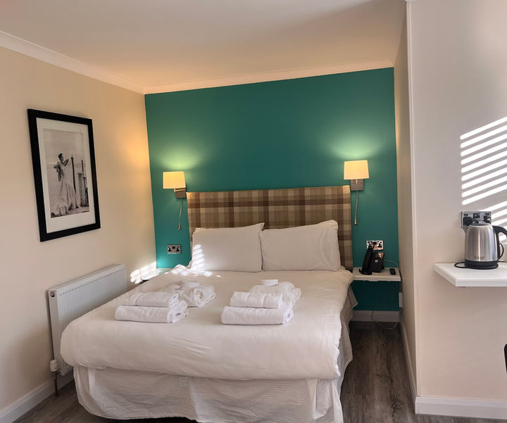 Double or twin hotel room with modern decor and double bed at Kilconquhar Castle Estate