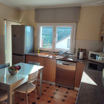 Cozinha moderna e espaçosa com mesa de jantar