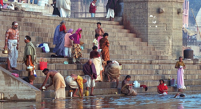 Ablutions sur les gaths de Varanasi