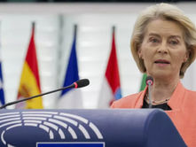 Fidèle à son sang-froid habituel, Ursula von der Leyen est restée impassible alors que les critiques fusaient dans l’hémicycle. La motion reproche notamment à la dirigeante allemande son manque de transparence durant la pandémie de Covid-19, en particulier autour de l’affaire dite du « Pfizergate », liée à des échanges de SMS non divulgués avec le PDG du laboratoire Pfizer. Une manœuvre politique assumée Bien que la majorité des groupes politiques – de gauche comme de droite – refusent de soutenir la motion, les élus du groupe Identité et Démocratie, dirigé par Jordan Bardella, ont décidé de l’endosser pleinement. Fabrice Leggeri, eurodéputé français, l’a présenté comme un acte de « responsabilité », visant à restaurer la primauté du politique et la voix du peuple au sein des institutions européennes. Une présidente sur la défensive Dans une atmosphère électrique et un hémicycle clairsemé, Ursula von der Leyen a vigoureusement dénoncé une tentative de déstabilisation orchestrée sel