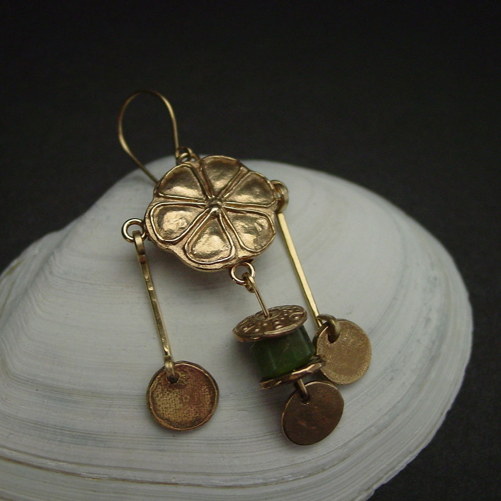 Thumbnail: Roman earrings on shell