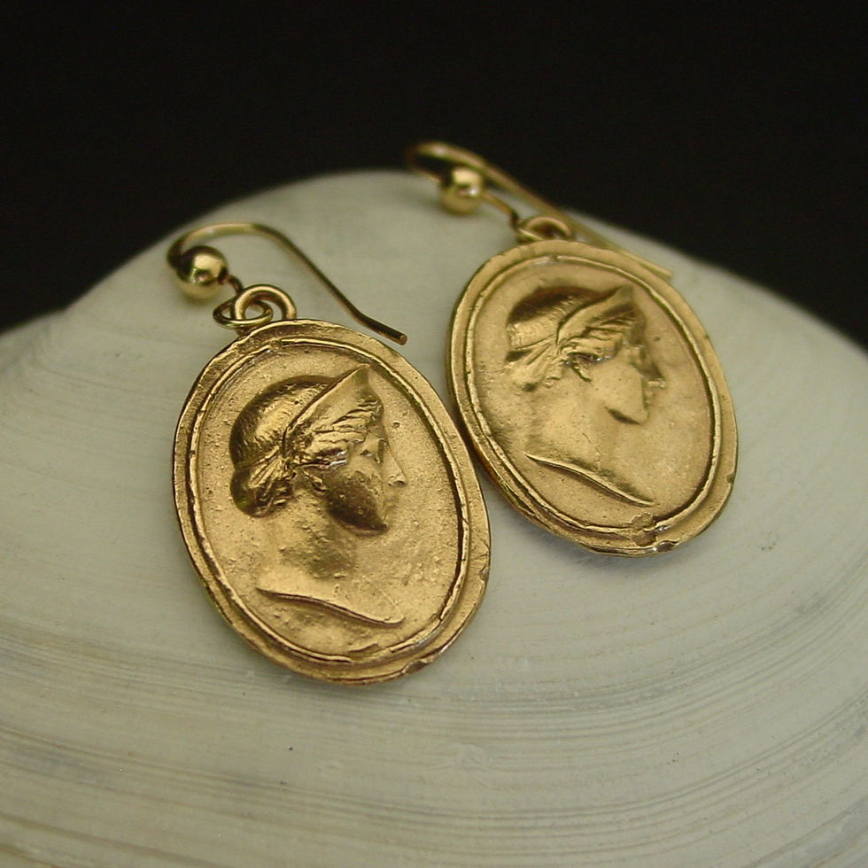 Thumbnail: Hera earrings on shell