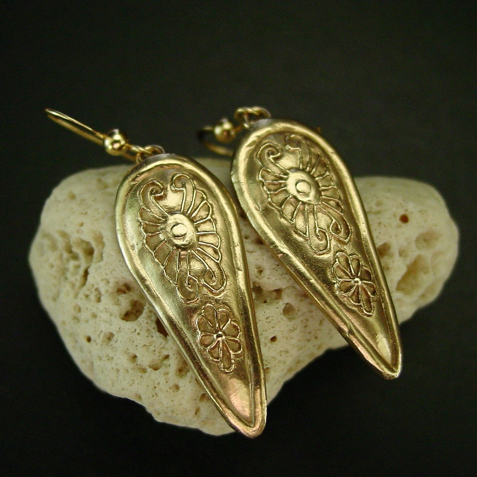 Thumbnail: Kite shield earrings on coral