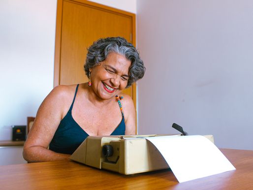 Romye Schneider celebra o Dia Mundial do Teatro com o stand-up “Depois dos 50, Só Riso” na Casa Caratelli