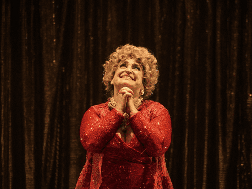 Grace Gianoukas traz Dercy Gonçalves de volta à cena em monólogo premiado que chega à Paraíba