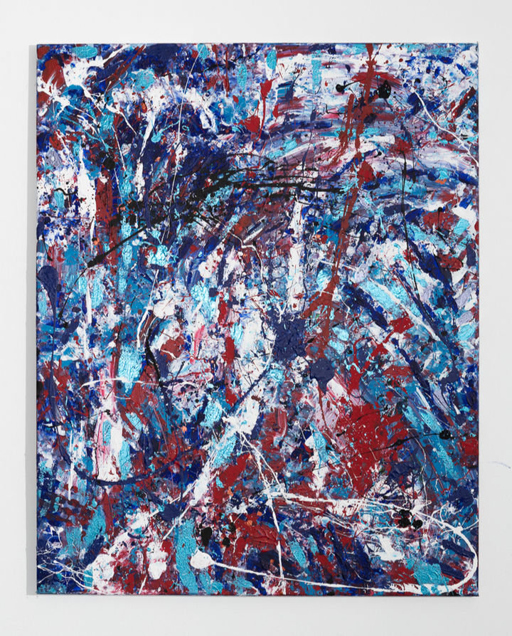 Abstraktes Gemälde „CHAOS INTO CREATION“ von WhyJucyy in Blau, Rot, Weiß und Schwarz mit dynamischen Farbschichten und expressiven Farbspuren.