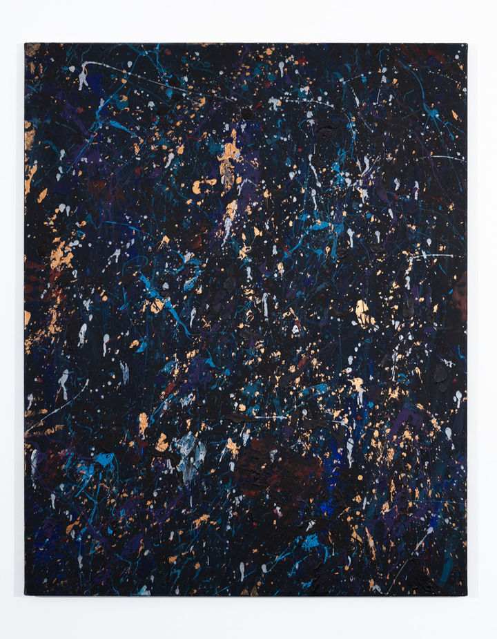 Abstraktes Gemälde „WILDFLOWER“ von WhyJucyy in tiefen Blau- und Schwarztönen mit bunten und metallisch wirkenden Farbakzenten.