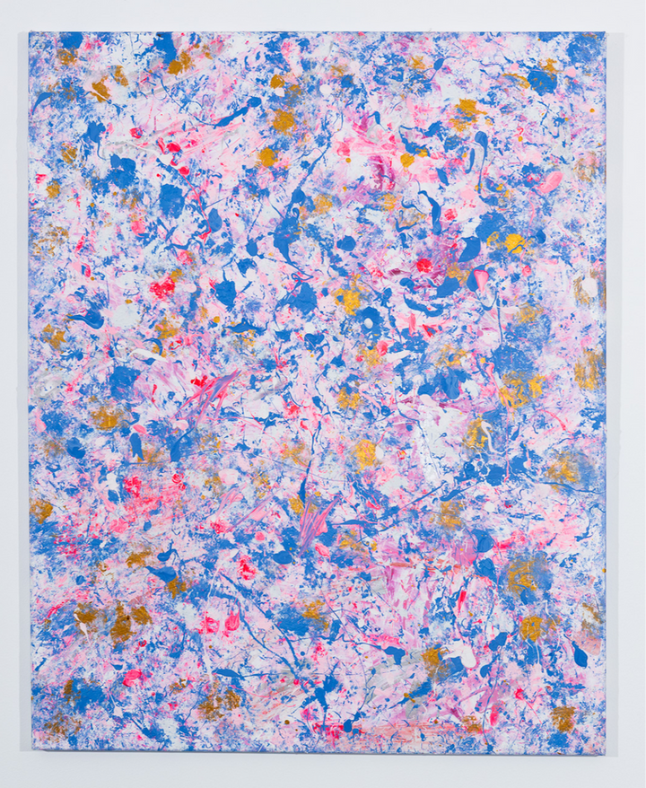 Abstraktes Gemälde „STRAWBERRY MILKSHAKE“ von WhyJucyy in Rosa, Blau und Weiß mit goldfarbenen Akzenten und kleinteiligen Farbspuren.