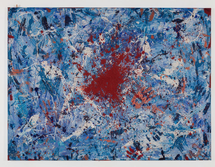 Abstraktes Gemälde „BEYOND CONCENTRATION“ von WhyJucyy in Blau, Weiß und Rot mit markantem roten Farbbereich und vielschichtiger Struktur.