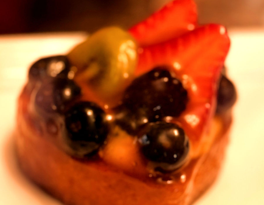 Tart aux fruits — Petits gateaux at Madina Breeze Fine Pastry