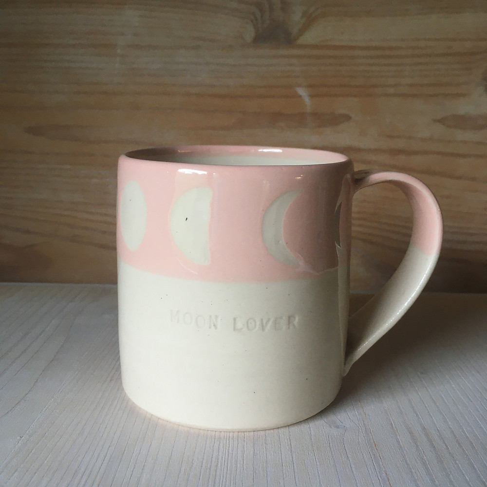 mug ceramique avec cycle lunaire sur fond rose et gravé Moon Lover