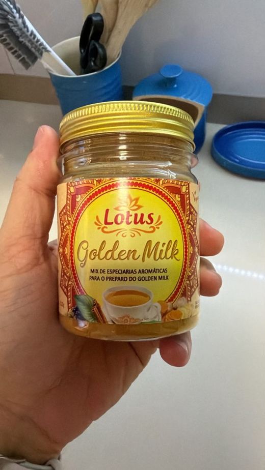 Pote de Golden Milk Lotus na mão, foto real