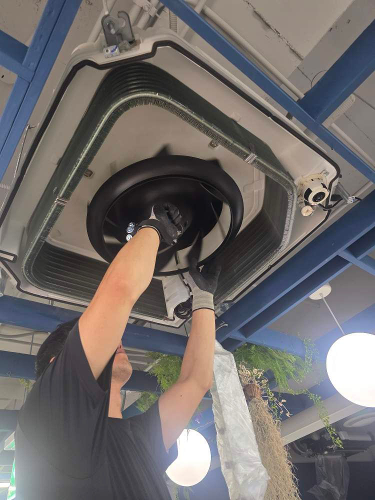 에어컨을 분해하는 과정을 담은 사진