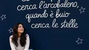 Quando piove cerca l'arcobaleno, quando è buio cerca le stelle - Frasi sui muri