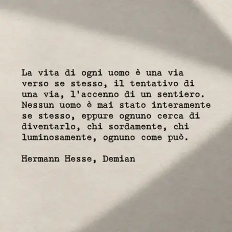 "La vita di ogni uomo è una via verso se stesso" di Hermann Hesse - Frasi con la macchina per scrivere