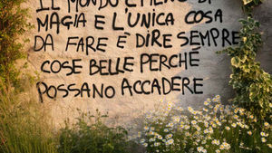 Il mondo è pieno di magia - Frasi sui muri